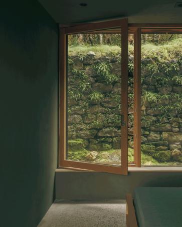 From the intimacy of Ord’s olive-green bedrooms to the light-filled, oak-panelled spaces above.
A change in light, colour and scale gives each part of the house its own character, with carefully crafted details connecting the rooms.
Explore Ord through the link in our bio.
Images: Richard Gaston @@richardgaston
#dualchas #scottisharchitecture #isleofskye #residentialarchitecture #timberinteriors